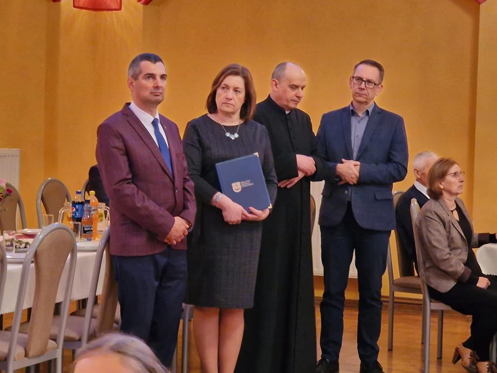 Przed wręczeniem tytułu – od lewej Wójt Legnickiego Pola Rafał Plezia, Izabela Wańkowicz, ks. Bogusław Drożdż i Andrzej Wańkowicz